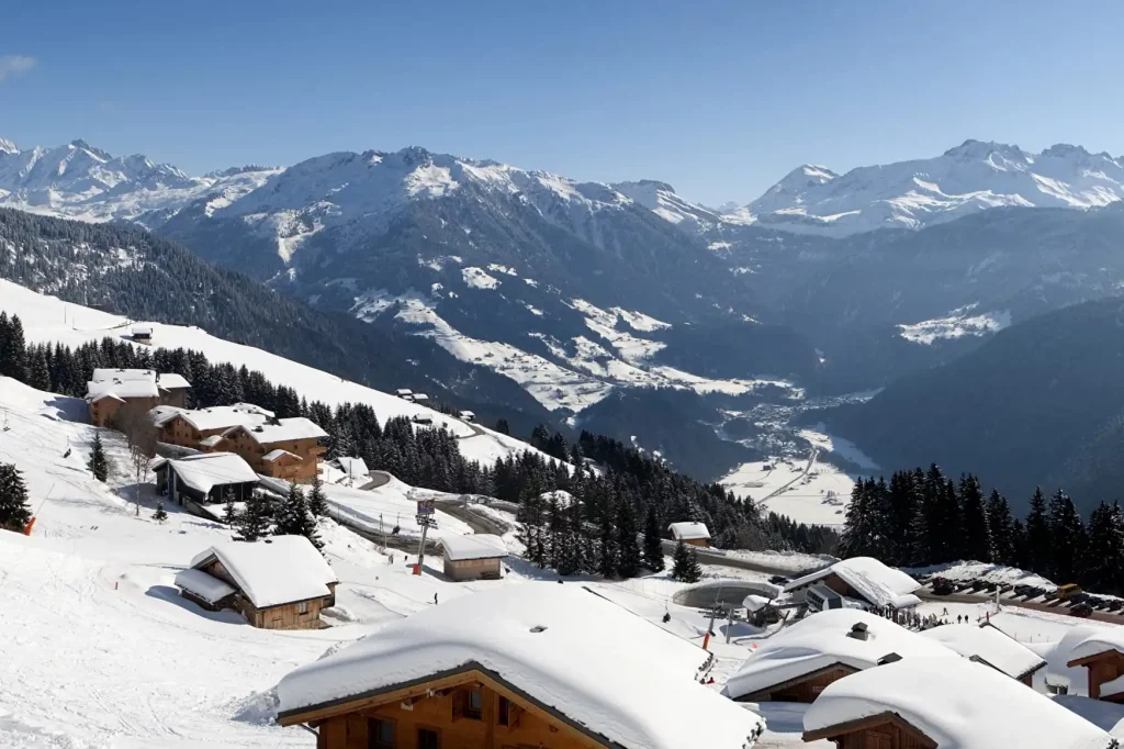 Piste ski ESF vue montagne saisies bisanne 1500 - location saisies