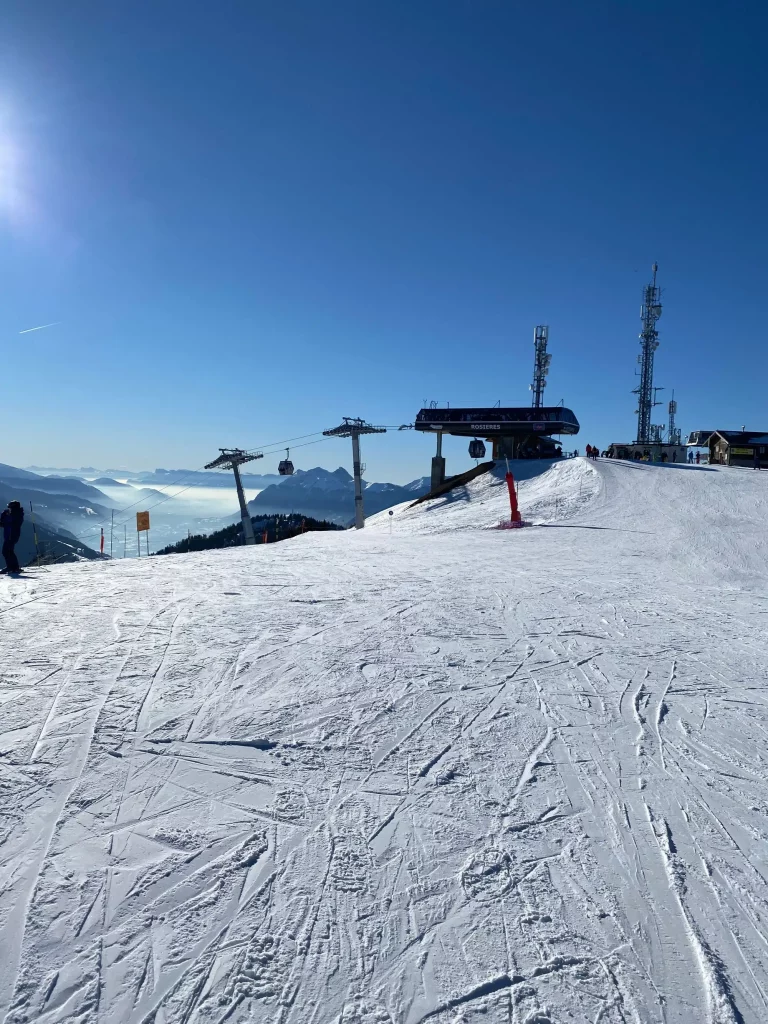 Remonté mécanique piste ski ESF vue montagne saisies bisanne 1500