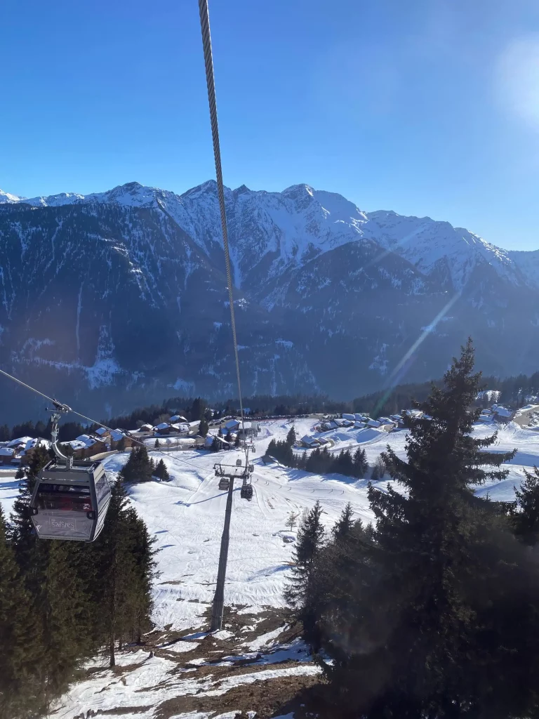 Vue depuis une télécabine piste ski ESF vue montagne saisies bisanne 1500